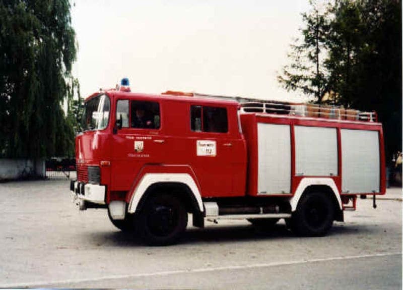 Rotes Tanklöschfahrzeug mit Rollläden, aufgenommen in den Siebziger- oder Achtzigerjahren