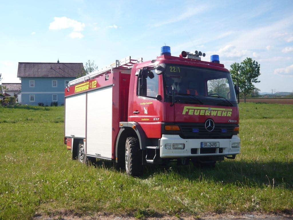 Tanklöschfahrzeug TLF 16/24 Tr auf einer Wiese in Straßkirchen