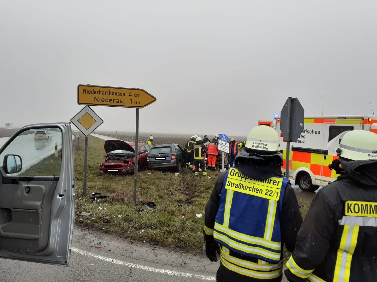 Verkehrsunfall Bundesstraße 8 - Freiwillige Feuerwehr Strasskirchen
